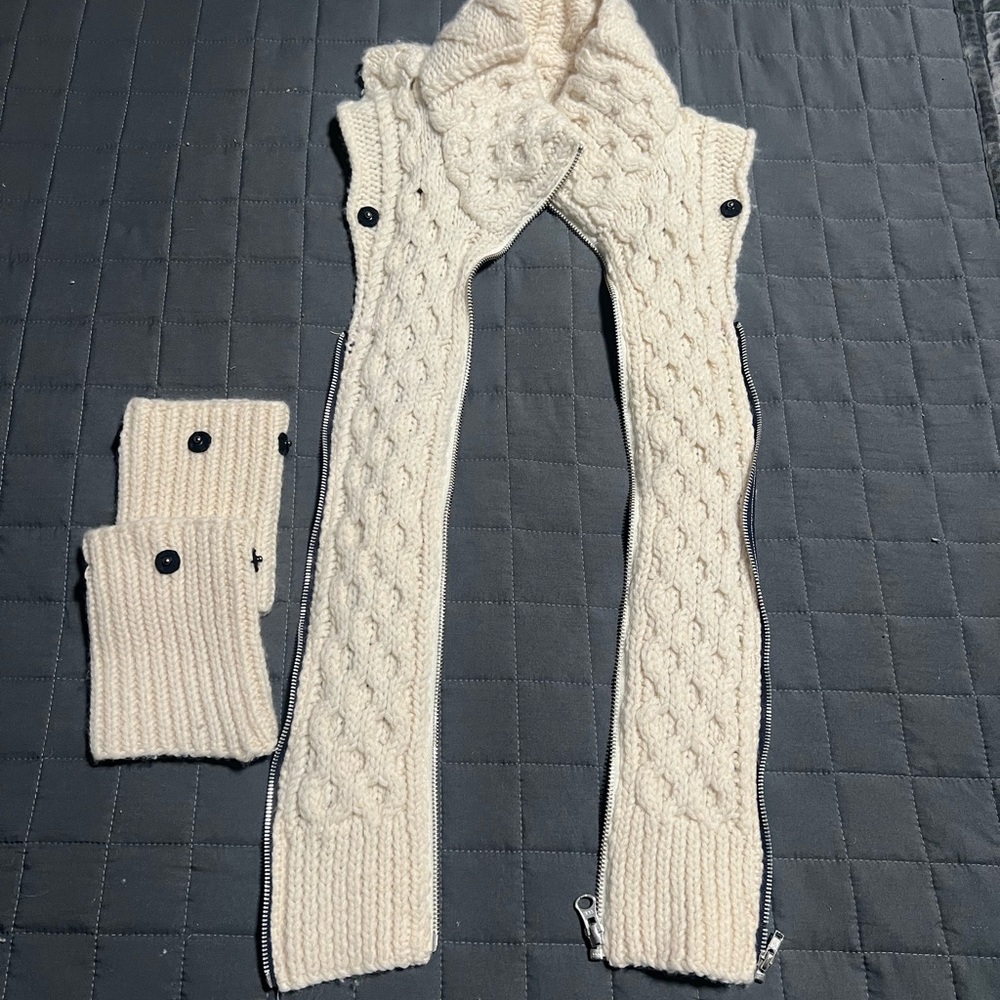 Veronica Beard upstate Cream Cable Knit Dickey and cuffs set
